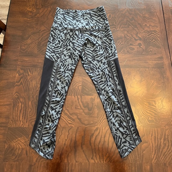 🔥 Lululemon Mesh Panel Cropped Leggings Full-On Luxtreme- 21.5” Inseam- Size 2 - Picture 4 of 9